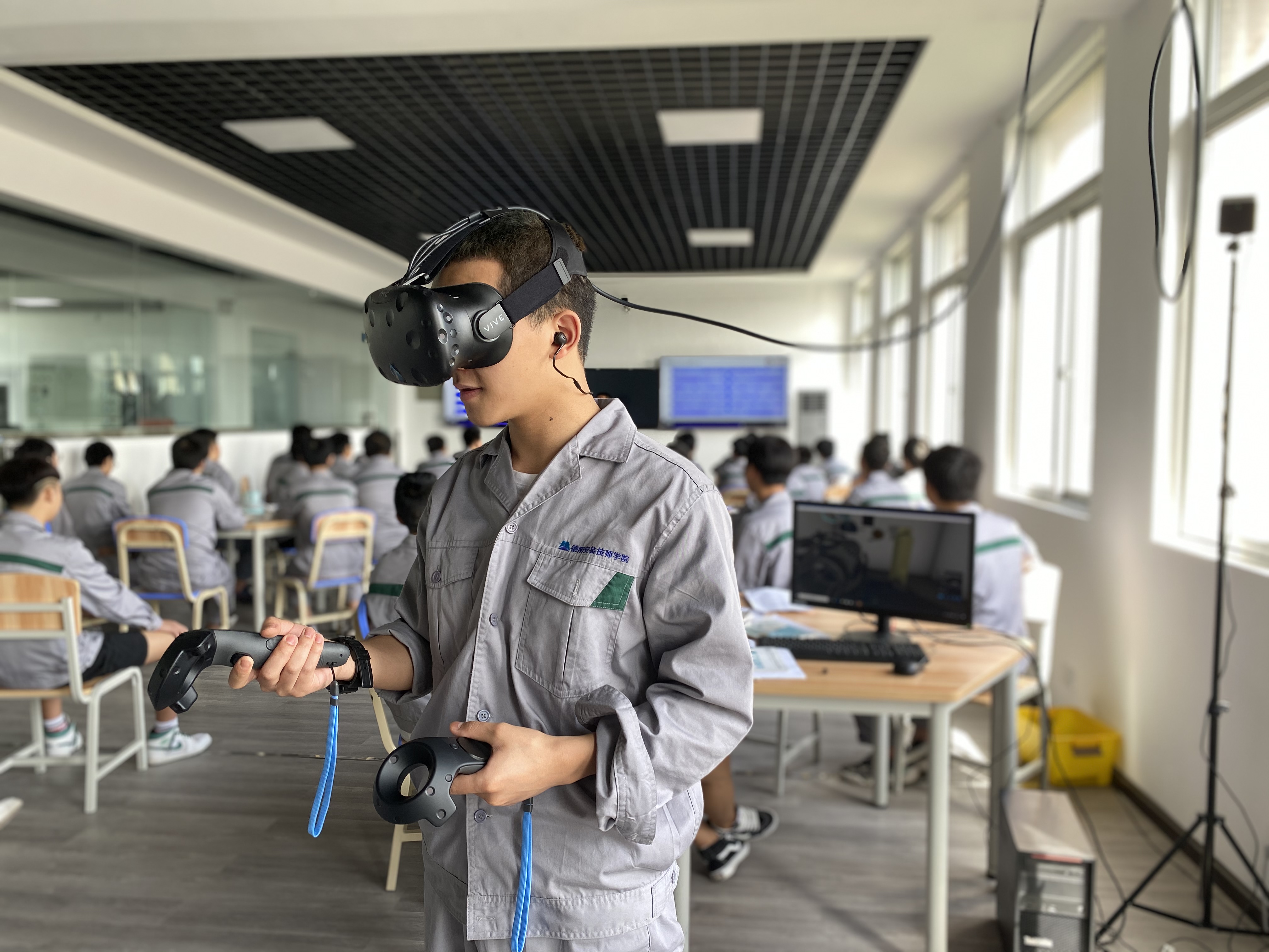 牛！德阳市首个“电气一体化VR智慧教室” 在学院正式投入使用!